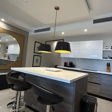 Spacious Luxury 3 Bedroom - Southridge - Apartment