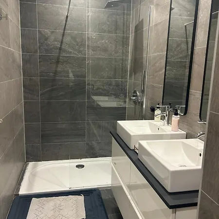 Spacious Luxury 3 Bedroom - Southridge - *